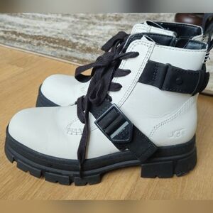 UGG Ashton Lace Up Boots 6.5